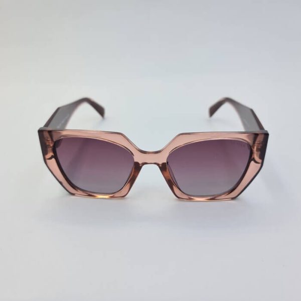 عکس از عینک آفتابی prada با فریم دو رنگ بژ شیشه ای و زرشکی مدل 2246
