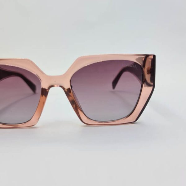 عکس از عینک آفتابی prada با فریم دو رنگ بژ شیشه ای و زرشکی مدل 2246