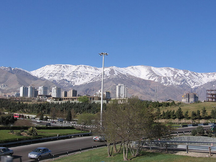نمایی از قله های تهران که شامل کوه توچال، کوه شاه نشین و کوه دار اباد شده و برای صعود به آنها نیازمند لوازم جانبی و تجهیزات کوهنوردی میباشد