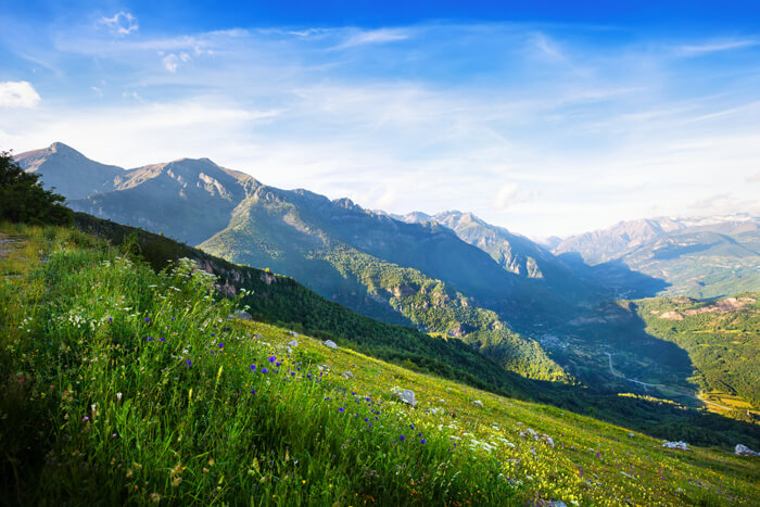 عکس از طبیعت زیبای کوه در فصل های بهار و تابستان که نیاز به تجهیزات و لوازم جانبی کوهنوردی میباشد