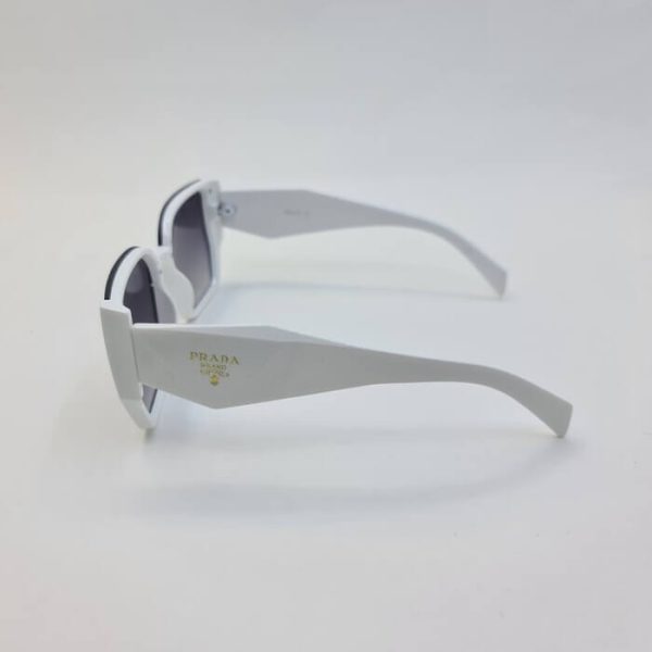 عکس از عینک دودی زنانه با فریم سفید و دسته پهن برند پرادا prada مدل 3765