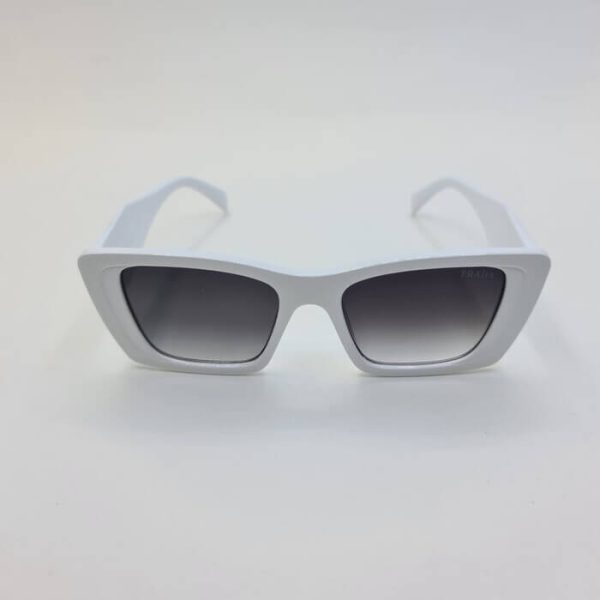 عکس از عینک آفتابی گربه ای با فریم سفید رنگ و دسته سه بعدی برند پرادا prada مدل 9710