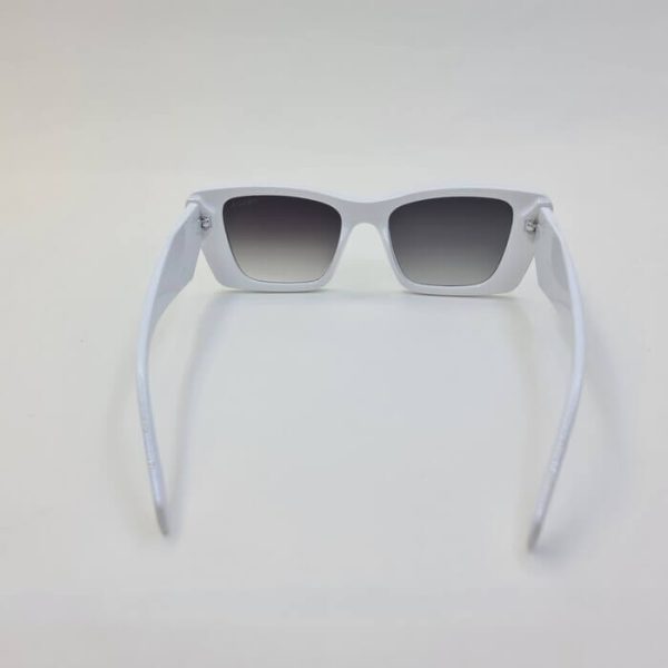 عکس از عینک آفتابی گربه ای با فریم سفید رنگ و دسته سه بعدی برند پرادا prada مدل 9710
