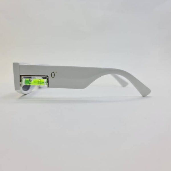عکس از عینک آفتابی با دسته تراز دار و فریم سفید رنگ برند heron preston مدل 21090