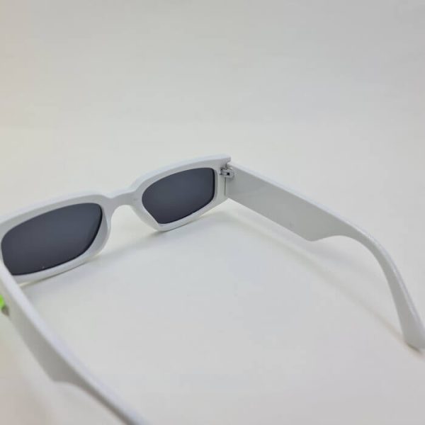 عکس از عینک آفتابی با دسته تراز دار و فریم سفید رنگ برند heron preston مدل 21090