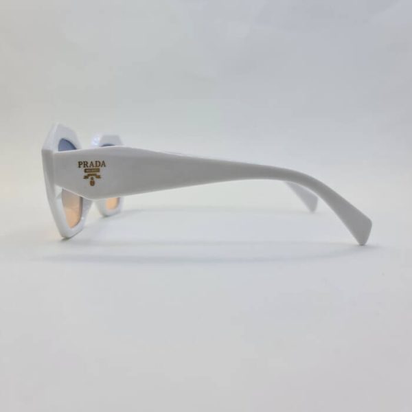 عکس از عینک برند پرادا با فریم سفید و عدسی دو رنگ دسته 3 بعدی مدل pa88038