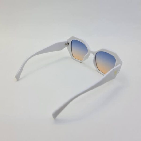 عکس از عینک برند پرادا با فریم سفید و عدسی دو رنگ دسته 3 بعدی مدل pa88038
