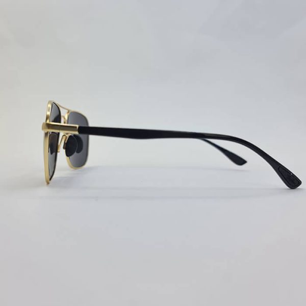 عکس از عینک آفتابی پلاریزه برند ریبن ray-ban با فریم طلایی و دسته مشکی مدل d21533