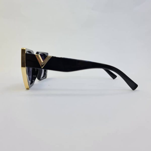 عکس از عینک آفتابی پولاریزه با فریم مشکی و طلایی رنگ برند ولنتینو مدل vn58002