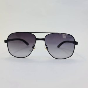 عکس از عینک دودی خلبانی برند Cartier با فریم مشکی و دسته چوبی مدل CA019