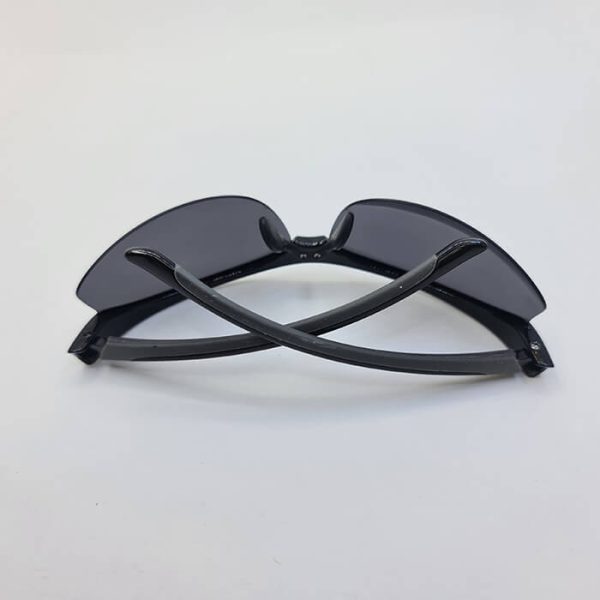 عکس از عینک ورزشی با فریم مشکی براق و عدسی دودی تیره و نیم فریم مدل 71032