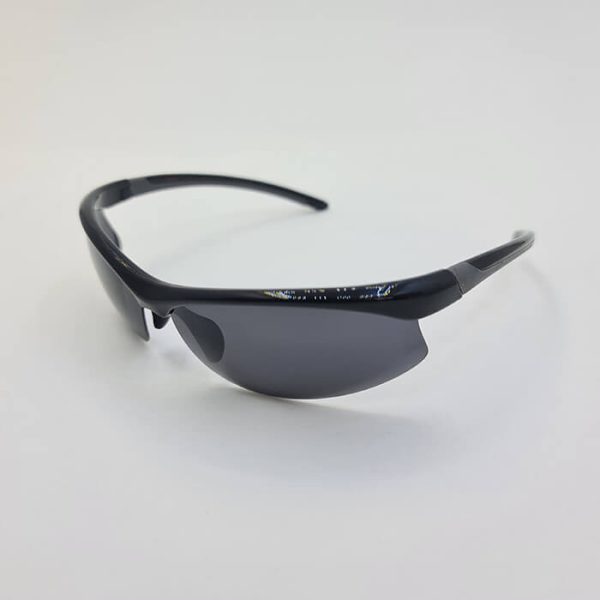 عکس از عینک ورزشی با فریم مشکی براق و عدسی دودی تیره و نیم فریم مدل 71032