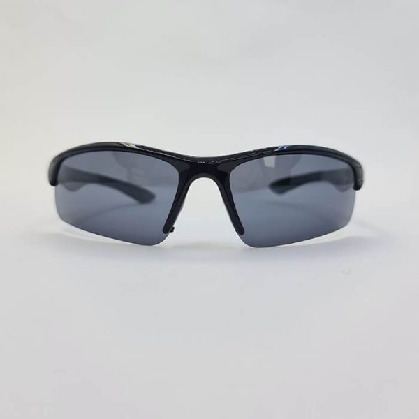 عکس از عینک ورزشی پلاریزه با قاب مشکی و عدسی تیره و نیم فریم مدل ah0116