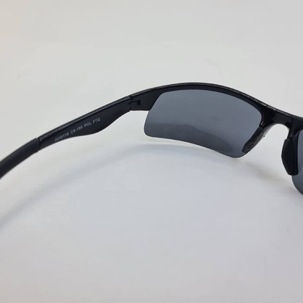 عکس از عینک ورزشی پلاریزه با قاب مشکی و عدسی تیره و نیم فریم مدل ah0116