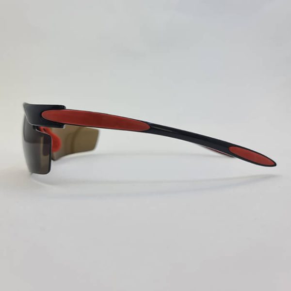 عکس از عینک آفتابی ورزشی پلاریزه با فریم مشکی قرمز و عدسی قهوه ای مدل 1-100