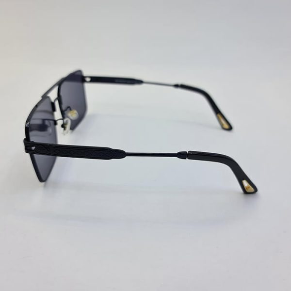 عکس از عینک دودی با فریم مشکی و مربعی شکل و دسته طرح دار برند میباخ مدل 10495