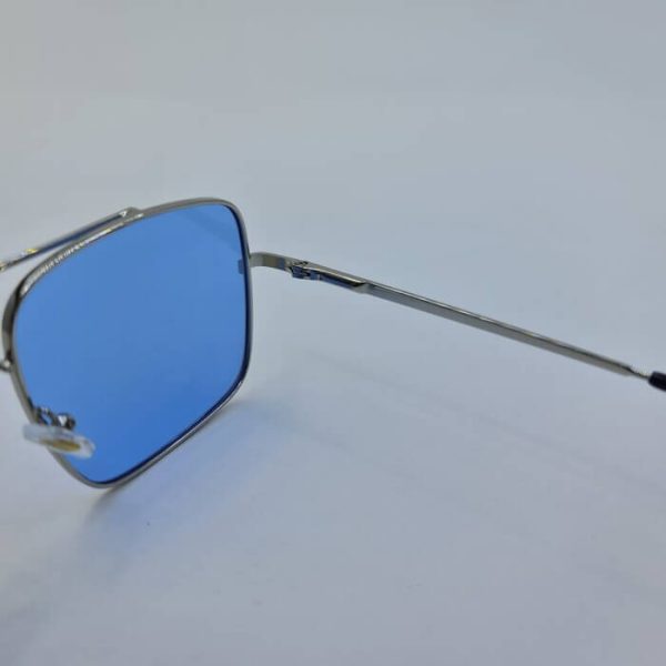 عکس از عینک دید در شب برند پلیس با لنز آبی رنگ و فریم نقره ای مدل 635
