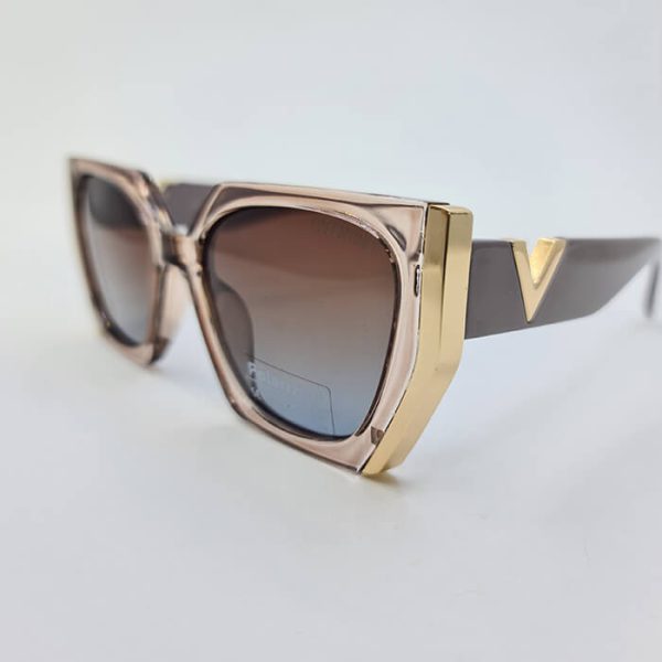 عکس از عینک آفتابی پلاریزه با فریم رنگ قهوه ای شیشه ای و دسته طوسی برند ولنتینو مدل vn58002