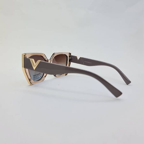 عکس از عینک آفتابی پلاریزه با فریم رنگ قهوه ای شیشه ای و دسته طوسی برند ولنتینو مدل vn58002