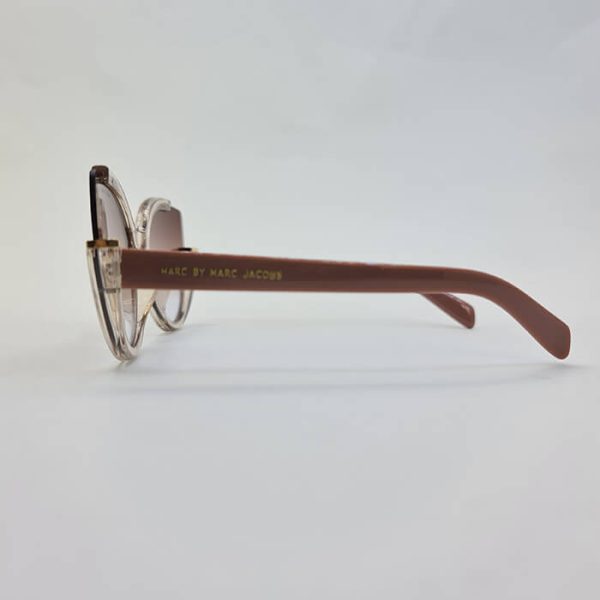 عکس از عینک آفتابی با فریم گربه ای شفاف و دسته رنگ کالباسی برند جیکوبز مدل 8525