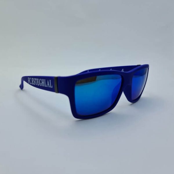 عکس از عینک آفتابی تیم استقلال با عدسی آینه ای آبی و فریم رنگ آبی مدل rfoo-1-4