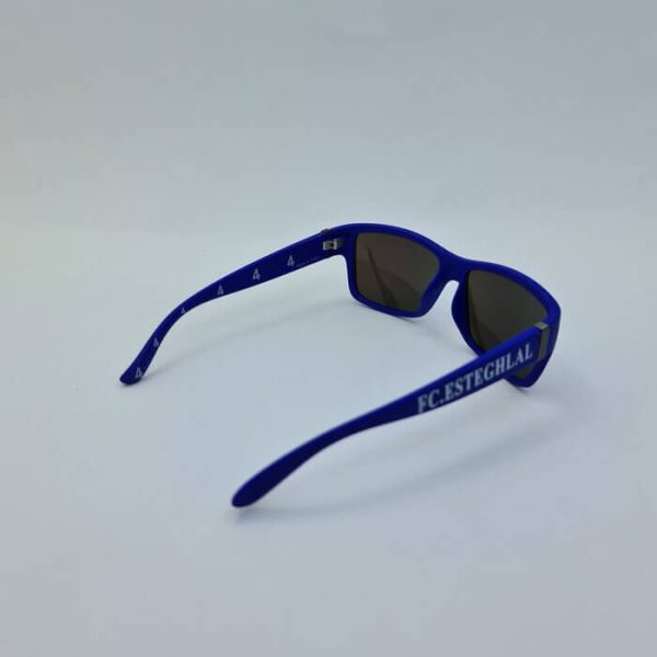 عکس از عینک آفتابی تیم استقلال با عدسی آینه ای آبی و فریم رنگ آبی مدل rfoo-1-4