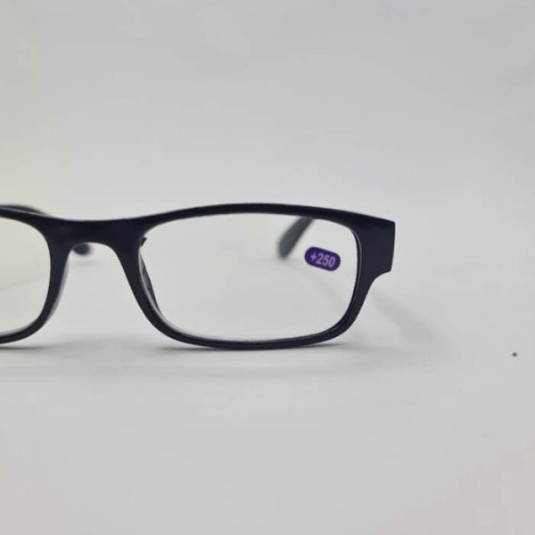 عکس از عینک مطالعه با مستطیلی شکل و فریم مشکی رنگ با نمره عدسی +2. 50 مدل 0715-3