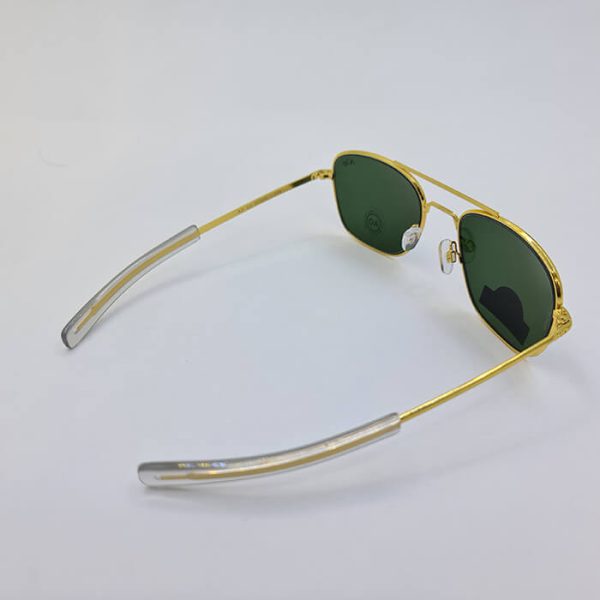 عکس از عینک آفتابی امریکن اپتیکال ao با عدسی شیشه ای سبز رنگ و فریم طلایی رنگ مدل c2