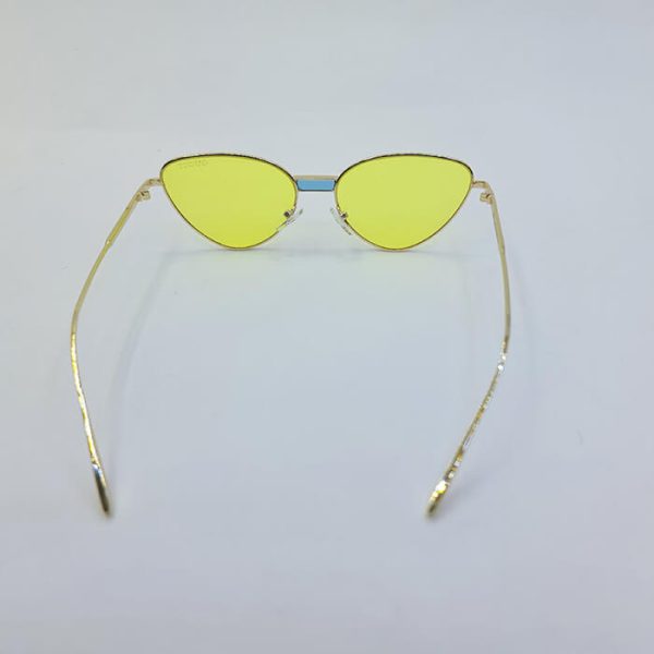 عکس از عینک شب گوچی با فریم مثلثی و عدسی زرد رنگ و پل بینی آبی رنگ مدل 002