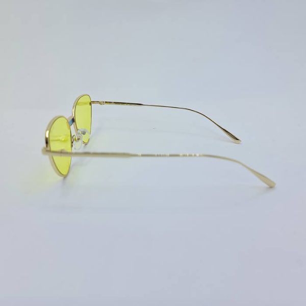 عکس از عینک شب گوچی با فریم مثلثی و عدسی زرد رنگ و پل بینی آبی رنگ مدل 002