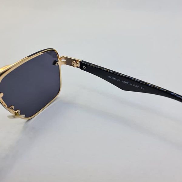 عکس از عینک دودی با فریم طلایی، دسته مشکی و عدسی تیره maybach مدل 22036