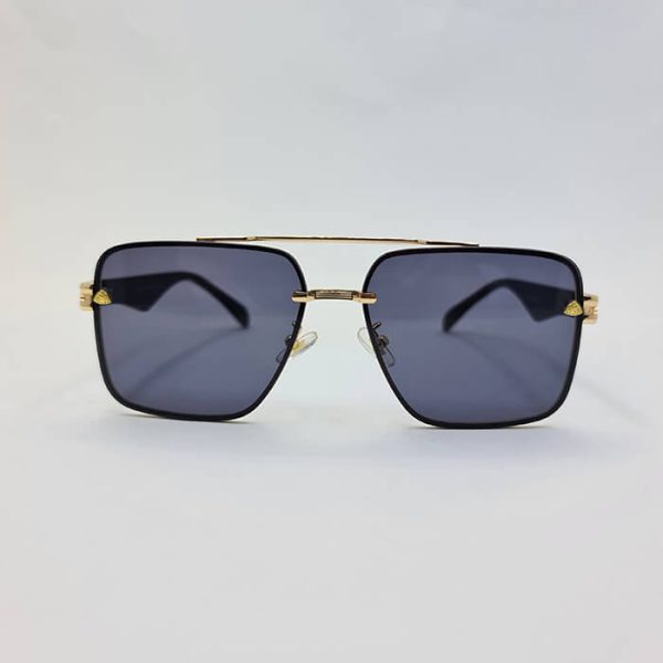 عکس از عینک دودی با فریم طلایی، دسته مشکی و عدسی تیره maybach مدل 22036