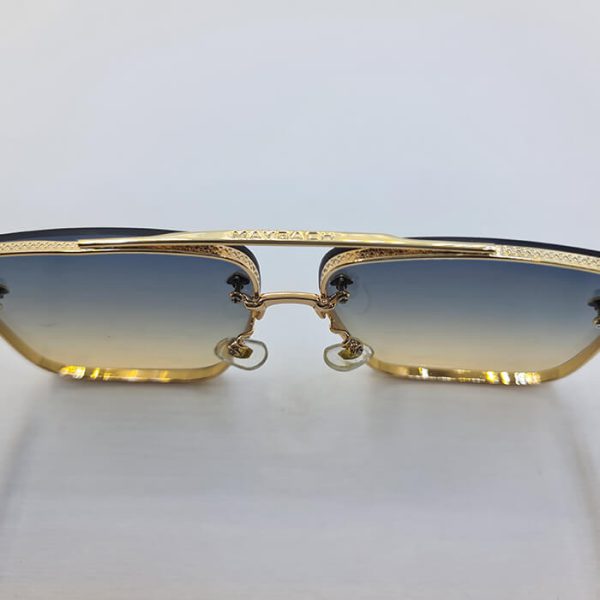 عکس از عینک آفتابی میباخ maybach با فریم مربعی و طلایی و دسته مشکی رنگ با عدسی دو رنگ مدل 236