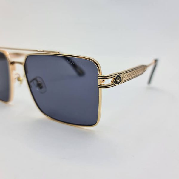 عکس از عینک دودی با فریم طلایی و مربعی شکل و دسته طرح دار میباخ مدل 10495