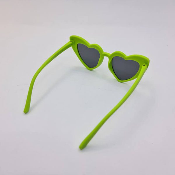 عکس از عینک آفتابی بچه گانه ژله ای پلاریزه با فریم قلبی و سبز مدل 052