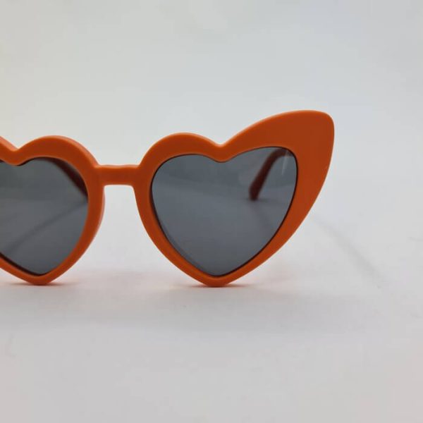 عکس از عینک آفتابی بچه گانه ژله ای با فریم قلبی و نارنجی رنگ مدل 052