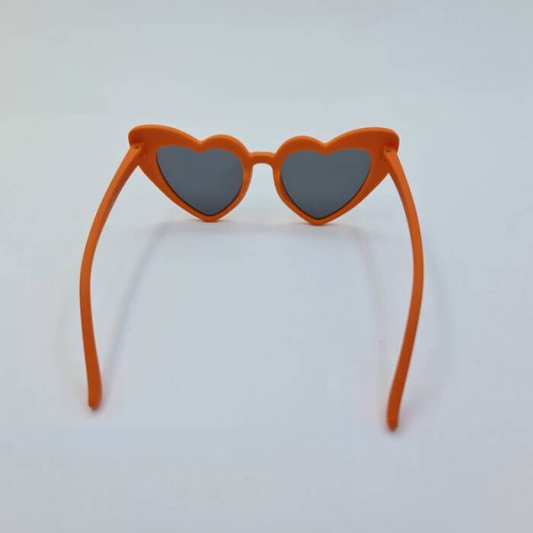 عکس از عینک آفتابی بچه گانه ژله ای با فریم قلبی و نارنجی رنگ مدل 052
