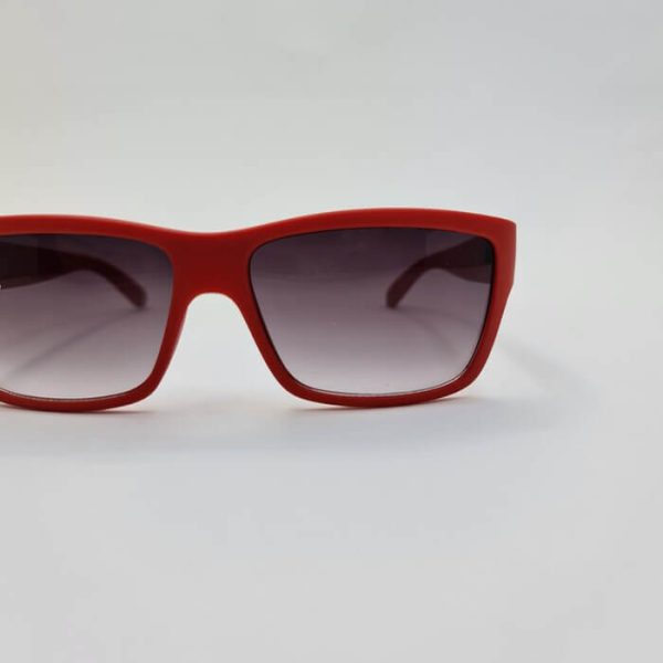 عکس از عینک آفتابی تیم پرسپولیس با عدسی دودی و فریم کائوچو مدل rfoo-2