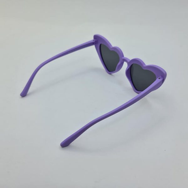 عکس از عینک آفتابی بچه گانه ژله ای پلاریزه با فریم قلبی و بنفش مدل 052