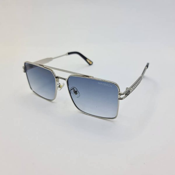 عکس از عینک آفتابی با فریم نقره ای و مربعی شکل و لنز آبی رنگ برند میباخ مدل 10495