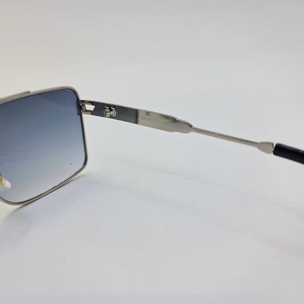 عکس از عینک آفتابی با فریم نقره ای و مربعی شکل و لنز آبی رنگ برند میباخ مدل 10495