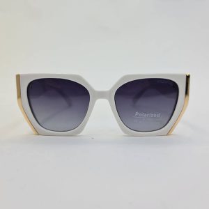عکس از عینک آفتابی پلار با فریم سفید و طلایی رنگ برند Valentino مدل VN58002