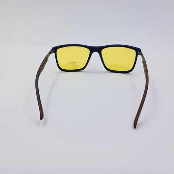 عکس از عینک آفتابی پلاریزه برند پلیس با عدسی زاپاس زرد رنگ و دسته چوبی مدل p5051