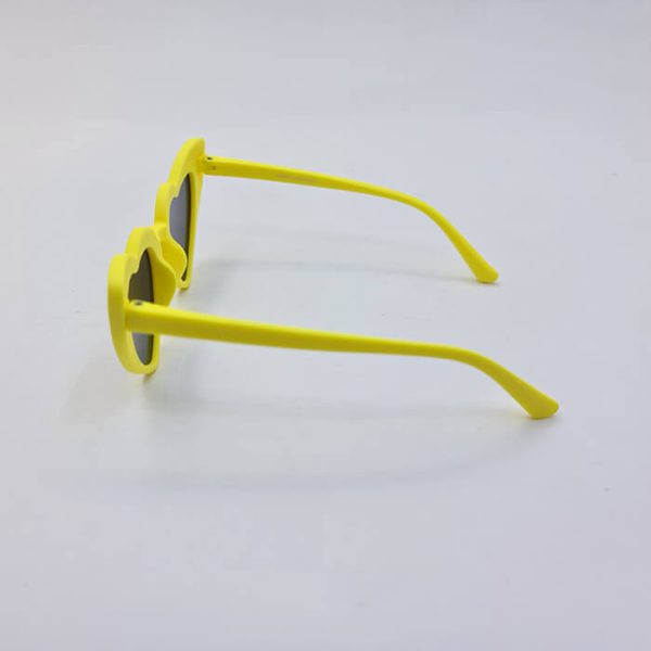 عکس از عینک آفتابی بچه گانه ژله ای پلاریزه با فریم قلبی و زرد مدل 052