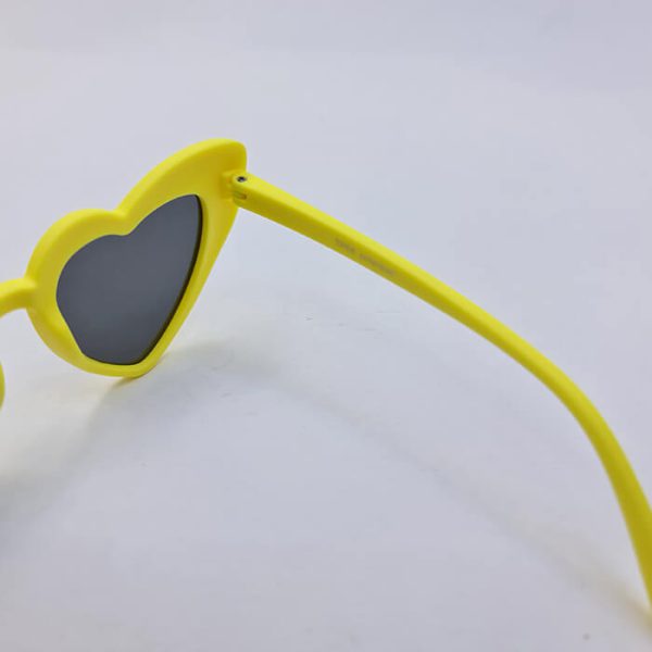 عکس از عینک آفتابی بچه گانه ژله ای پلاریزه با فریم قلبی و زرد مدل 052