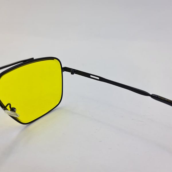 عکس از عینک دید در شب با لنز زرد و فریم مشکی و مربعی شکل برند میباخ مدل n2001
