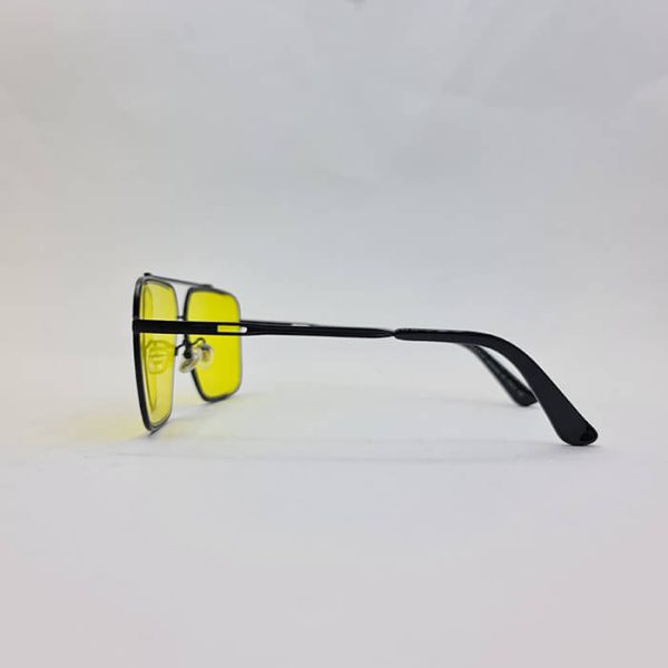 عکس از عینک دید در شب با لنز زرد و فریم مشکی و مربعی شکل برند میباخ مدل n2001