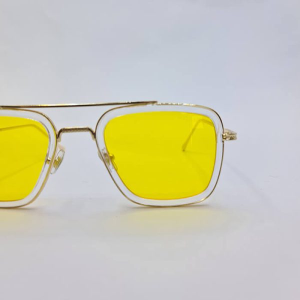 عکس از عینک دید در شب با عدسی زرد رنگ و فریم طلایی رنگ و شفاف برند police مدل 58157