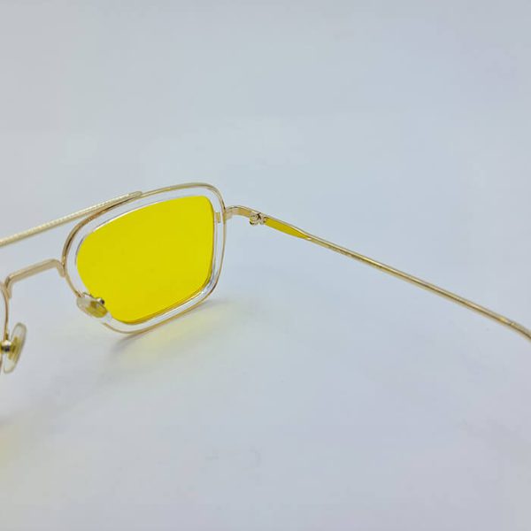 عکس از عینک دید در شب با عدسی زرد رنگ و فریم طلایی رنگ و شفاف برند police مدل 58157