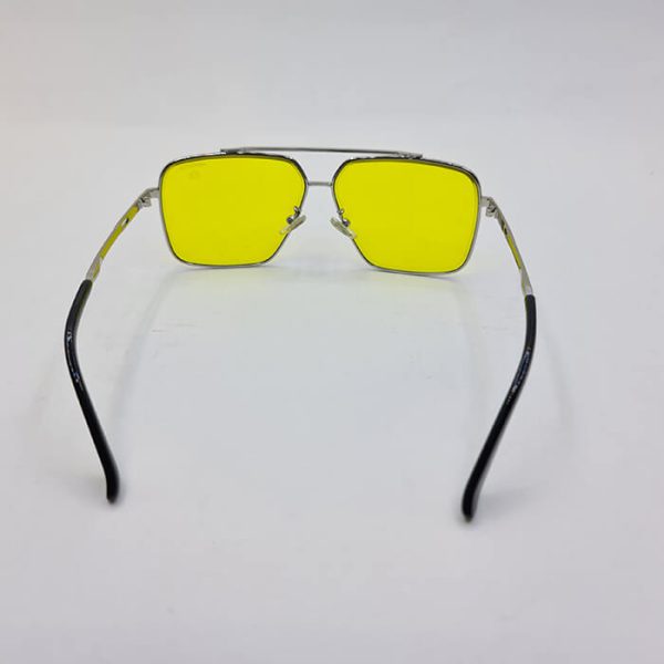 عکس از عینک شب با لنز زرد و فریم نقره ای و مربعی شکل برند میباخ مدل n2001